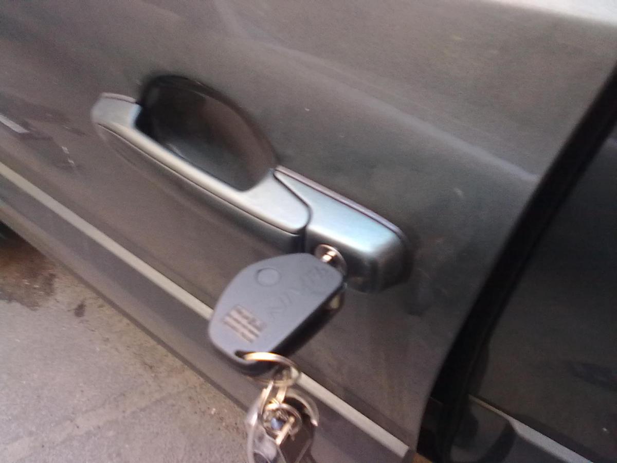 Автомобили без лючка для ключа на двери автомобиля. Задний поводок от мазды 3 на ниву Шевроле. Ключ который открывает ниву.